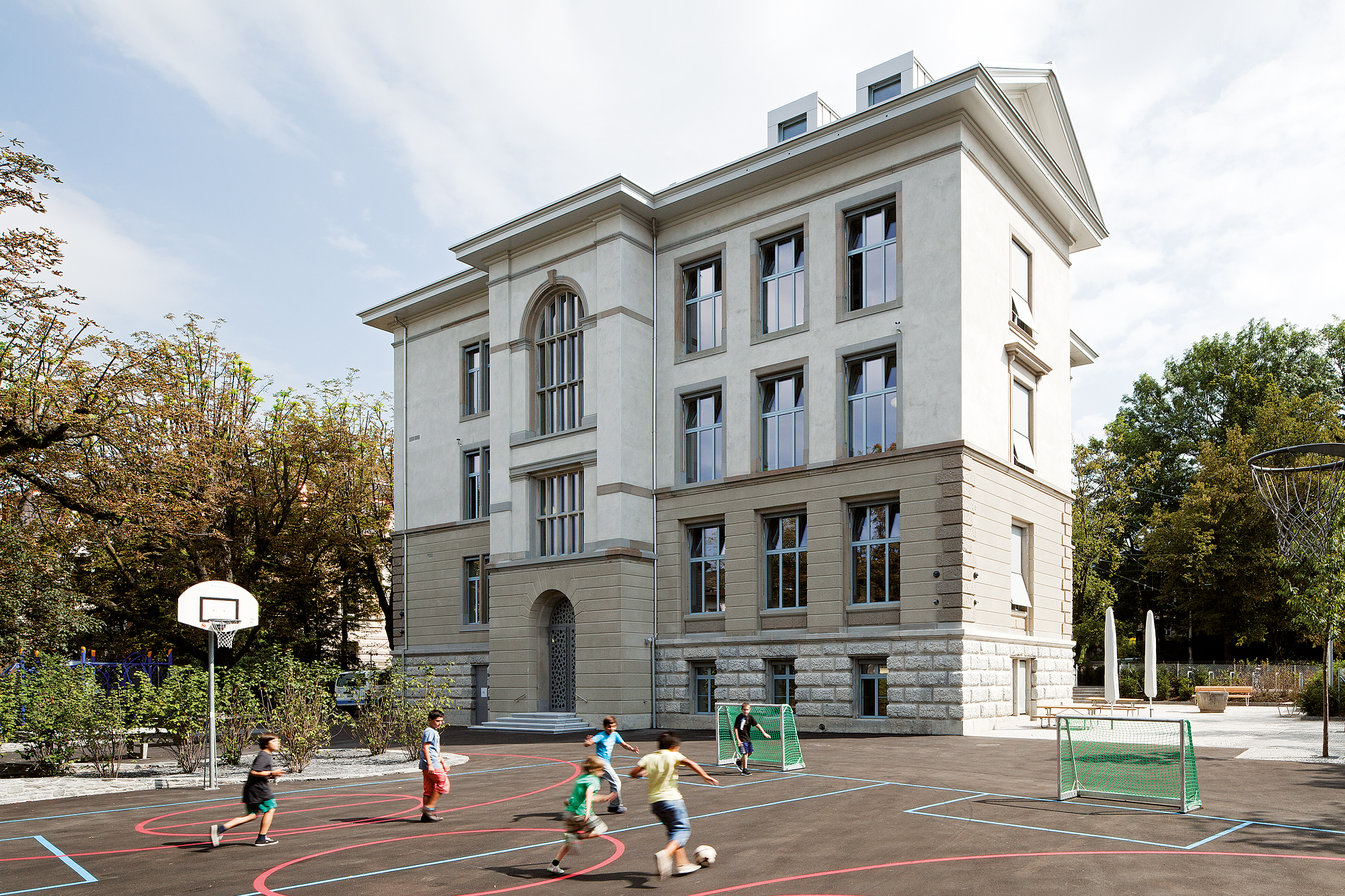 Pausenhof mit Schulhaus Weinberg (© Beat Bühler, Zürich)